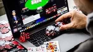 Meja Andar Bahar dengan kartu dealer dan area taruhan yang jelas